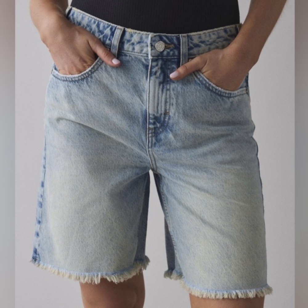 🟤NWT BDG by URBAN OUTFITTERS Tori Mid Rise Cutoff Jort in Light Denim